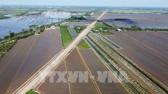 Một đoạn thuộc Dự án đường ĐT.857 cắt ngang đồng ruộng đã hoàn thành đắp cát nền đường. Ảnh: Nhựt An - TTXVN