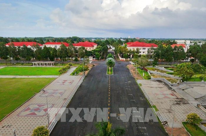 Những trụ sở cơ quan nhà nước được đầu tư quy mô, kiến trúc hiện đại, khuôn viên rộng rãi đã tạo nên diện mạo của một trung tâm hành chính cấp tỉnh Hậu Giang cũ đang chưa được sử dụng. Ảnh: Duy Khương – TTXVN