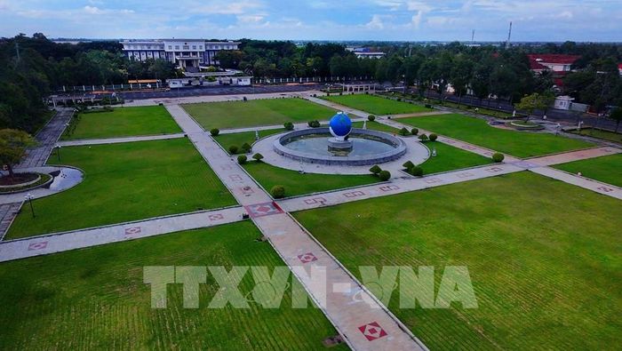 Quảng trường Hòa Bình và UBND tỉnh Hậu Giang cũ. Ảnh: Duy Khương – TTXVN