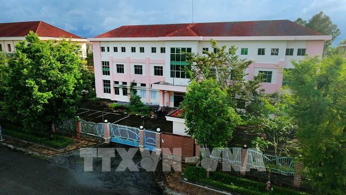 Tòa nhà HĐND tỉnh Hậu Giang cũ nằm trong khuôn viên Khu hành chính UBND tỉnh Hậu Giang cũ. Ảnh: Duy Khương – TTXVN