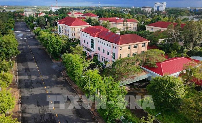 Những trụ sở cơ quan nhà nước được đầu tư quy mô, kiến trúc hiện đại, khuôn viên rộng rãi đã tạo nên diện mạo của một trung tâm hành chính cấp tỉnh Hậu Giang cũ đang chưa được sử dụng. Ảnh: Duy Khương – TTXVN