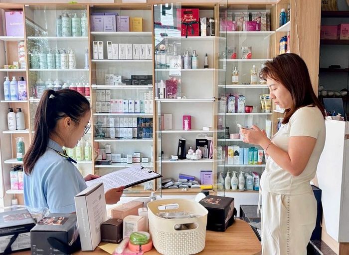 Đội Quản lý thị trường số 6 tuyên truyền, hướng dẫn các cơ sở kinh doanh chấp hành quy định của pháp luật.