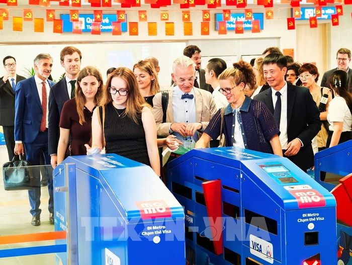 Liên minh châu Âu hỗ trợ 10 triệu EUR để nghiên cứu kéo dài tuyến metro từ ga Hà Nội đến Hoàng Mai, dài khoảng 11 km, dự kiến đi ngầm toàn bộ. Ảnh: Trung Nguyên - TTXVN 