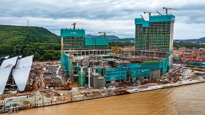 Cụm khách sạn do JW Marriott Marquis và W Hotels vận hành nằm ngay cạnh Trung tâm Hội nghị và Triển lãm APEC. 