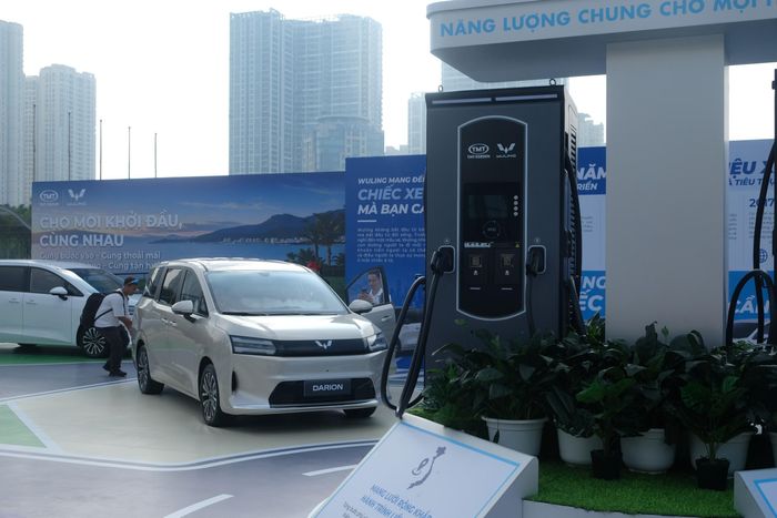 Có thể thấy, dù Wuling Darion bản cao nhất có phần lợi thế hơn về kích thước, trang bị so với VinFast MPV 7. Song điểm mạnh của VF MPV 7 lại nằm ở hạ tầng sạc thuận lợi và chi phí sử dụng thấp khi được miễn phí sạc.