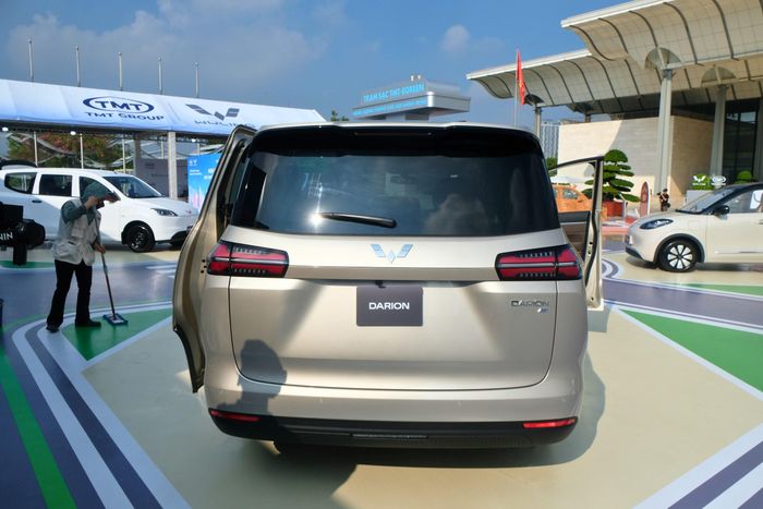 Theo công bố, Wuling Darion có hai phiên bản Eco và Luxury lần lượt trang bị bộ pin dung lượng 60,6 kWh và 69,2 kWh, cho phạm vi di chuyển công bố tương ứng khoảng 450 km và 500 km sau mỗi lần sạc. Quãng đường di chuyển này cũng tương đương với VinFast VF MPV 7, sử dụng khối pin 60,13 kWh cho quãng đường di chuyển 450km theo chuẩn NEDC. Tuy nhiên, VinFast có hệ thống trạm sạc lớn trên khắp cả nước, lại đang miễn phí sạc nên chi phí sử dụng và mức độ tiếp năng lượng thuận tiện chắc chắn tốt hơn Wuling Darion. Đây cũng là thứ người dùng ô tô điện rất quan tâm khi quyết định chọn mua.