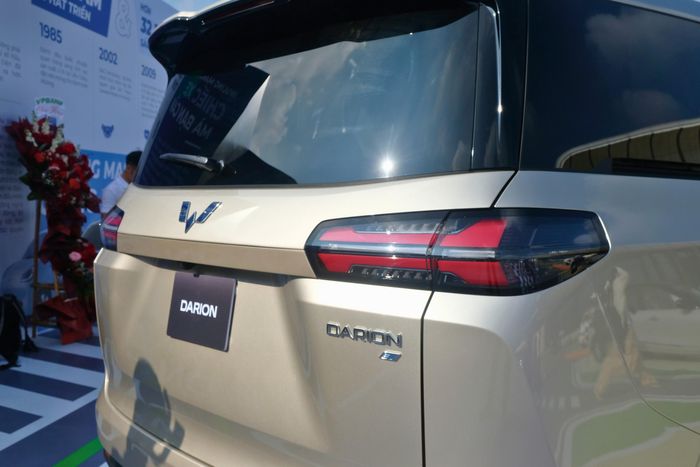 Với giá bán kể trên, Wuling Darion cạnh tranh với mẫu ô tô thuần điện 7 chỗ VinFast VF MPV 7 (750 triệu đồng chưa gồm ưu đãi). Xét về kích thước, Wuling Darion tỏ ra lợi thế hơn VinFast VF MPV 7. Vì vậy về không gian sử dụng của Darion có thể tốt hơn nhưng VF MPV 7 lại có lợi thế về công suất vận hành, khi lên tới 150 kW còn Darion chỉ là 100 kW.
