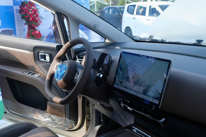 Trang bị của Wuling Darion ở bản cao cấp nhất có giá cao hơn VF MPV 7 (chưa trừ ưu đãi) cũng tương đối cơ bản, khi chỉ có ghế lái chỉnh điện 6 hướng, điều hoà 2 dàn lạnh, màn hình trung tâm 12,8 inch cùng hệ thống âm thanh 6 loa, camera 360… Các trang bị này dù cơ bản song vẫn được xem tốt hơn so với VF MPV 7 còn bản Eco thì gần như tương đương.