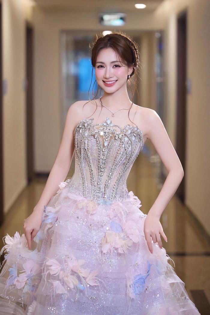 Hòa Minzy sở hữu vóc dáng nhỏ nhắn.