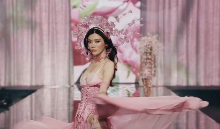 Hề Mộng Dao trình diễn tại Victoria's Secret 2026. (Ảnh chụp màn hình)