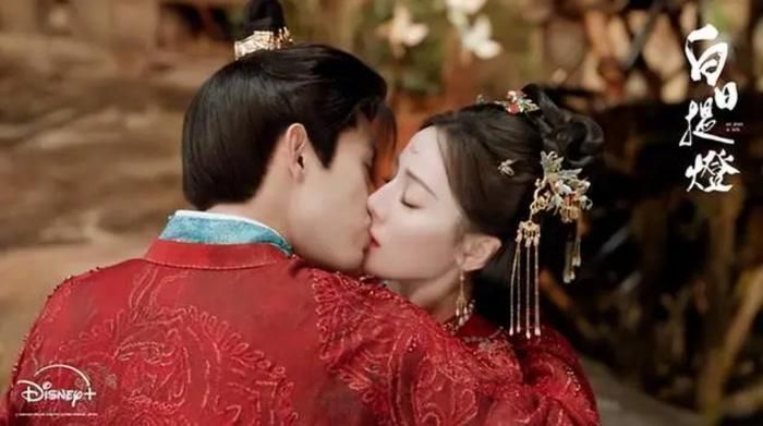 Địch Lệ Nhiệt Ba và Trần Phi Vũ đảm nhận vai chính trong bộ phim cổ trang huyền huyễn Bạch Nhật Đề Đăng.