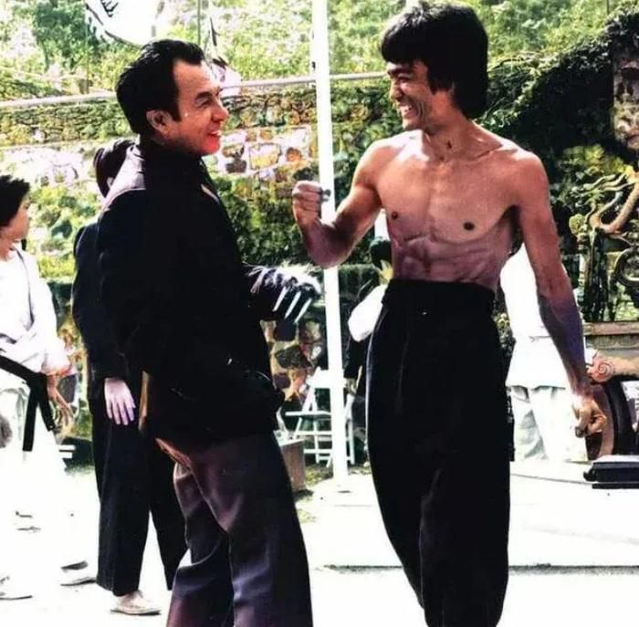 Shih Kien đảm nhận vai Han trong Long Tranh Hổ Đấu, đối đầu Lý Tiểu Long trong trường đoạn cuối diễn ra giữa mê cung gương.