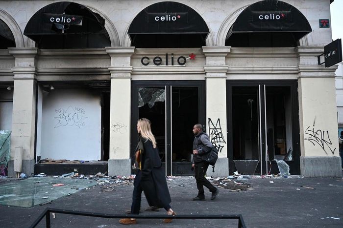 Một cửa hàng bị đập phá, cướp bóc sau một vụ bạo loạn ở Paris
