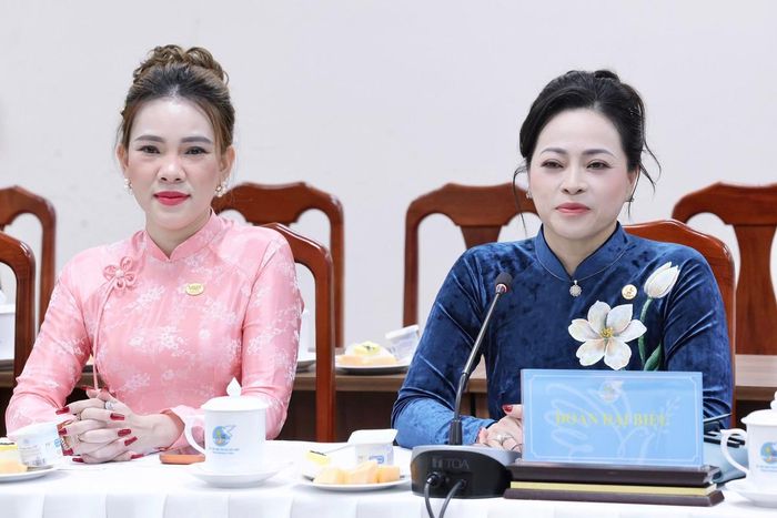 Bà Nguyễn Thị Hoàng Anh (bên phải), Phu nhân Tổng Lãnh sự Việt Nam tại Khỏn Kèn, Thái Lan, phát biểu