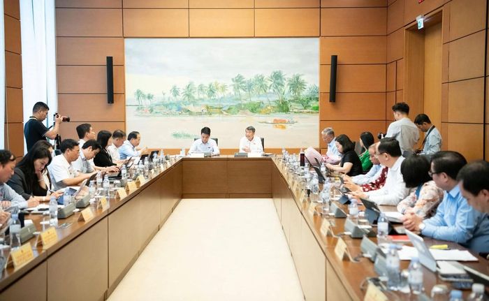 Thủ tướng Chính phủ Lê Minh Hưng tham dự phiên thảo luận sáng 19/10 tại Tổ 3 (đoàn thành phố Hải Phòng, tỉnh Lạng Sơn, tỉnh Hà Tĩnh)