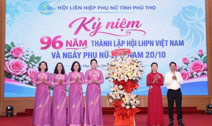 Phó Bí thư Tỉnh ủy Bùi Thị Minh, Phó Chủ tịch UBND tỉnh Nguyễn Khắc Hiếu tặng hoa chúc mừng Hội LHPN tỉnh Phú Thọ nhân Ngày Phụ nữ Việt Nam 20/10