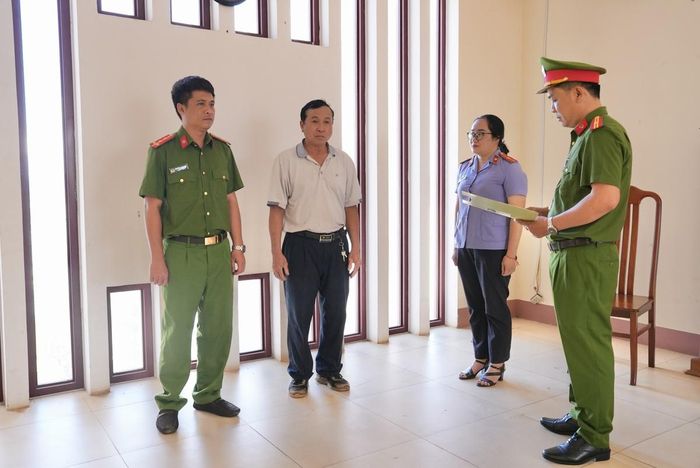 Cơ quan CSĐT Công an tỉnh tống đạt các quyết định khởi tố bị can đối với Nguyễn Thanh Quang. Ảnh: CACC