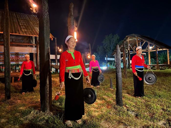Lễ khai mạc triển lãm thêm phần trầm hùng với âm thanh chiêng Mường vang vọng giữa không gian núi rừng và cảnh quan thiên nhiên tại Yên Xuân.
