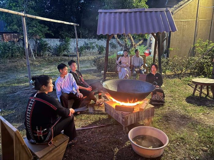 Bà con đồng bào Thái giới thiệu hoạt động đun nước nhuộm vải từ các loại thảo mộc. 
