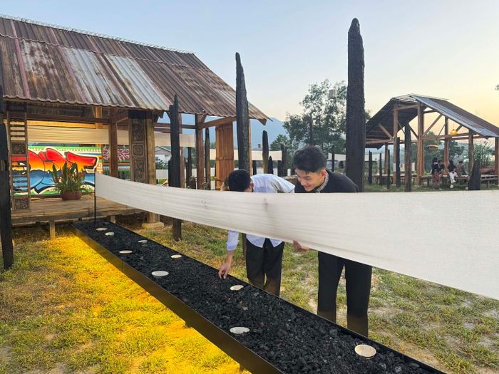 Những nét than mộc mạc lưu lại trên vải, mang dấu ấn riêng của mỗi người tham gia.