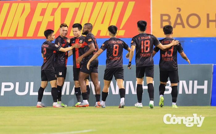 Đánh bại HAGL 4-3, Ninh Bình chiếm ngôi đầu bảng sau 4 vòng đấu. Ảnh: VPF.
