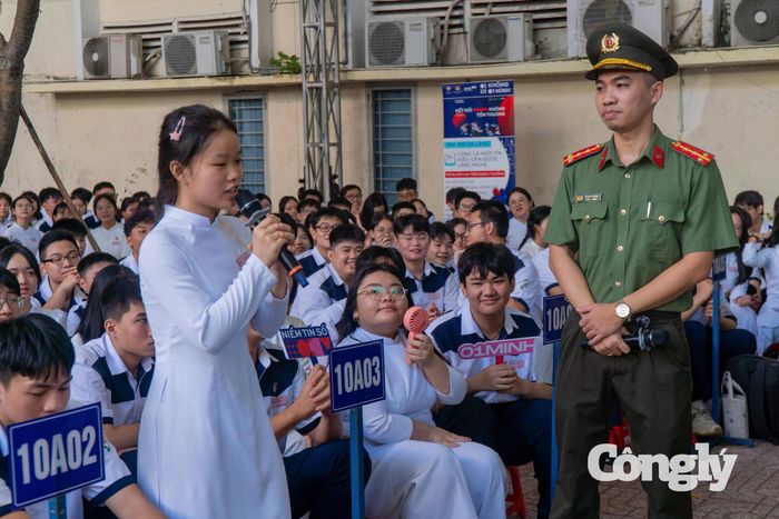 Học sinh chia sẻ tại chương trình.