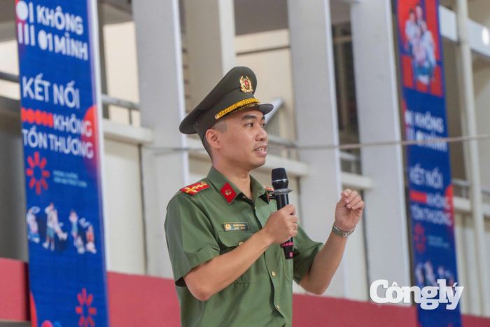 Cán bộ công an chia sẻ tại chương trình.