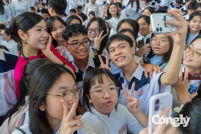 Các em học sinh hào hứng chụp hình cùng Á hậu Thúy Vân.