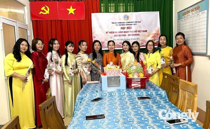Nữ cán bộ, công chức và người lao động TAND khu vực 7 - Cần Thơ rạng rỡ trong ngày họp mặt kỷ niệm 20/10.