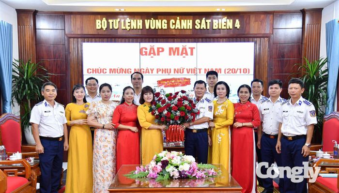 Đại tá Nguyễn Thái Dương - Ủy viên Ban Thường vụ Đảng ủy, Phó Chính ủy Bộ Tư lệnh Vùng Cảnh sát biển 4 tặng hoa chúc mừng Hội phụ nữ Bộ Tư lệnh Vùng