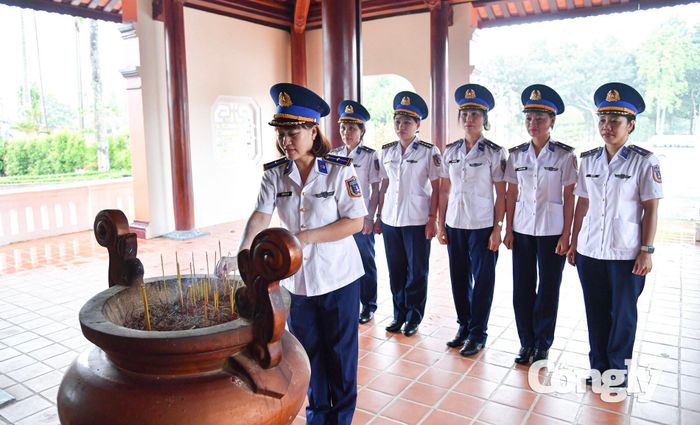 phụ nữ Bộ Tư lệnh Vùng Cảnh sát biển 4 thắp hương tưởng nhớ các anh hùng liệt sĩ tại Nhà tù Phú Quốc