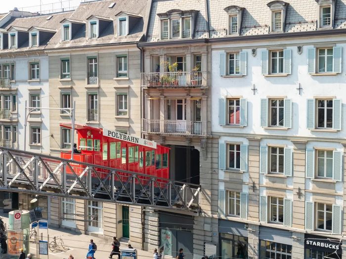 Polybahn khởi hành tại Quảng trường Trung tâm, Zurich. Ảnh: Thomas Stoiber / Shutterstock