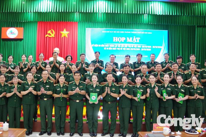 Các đại biểu chụp ảnh lưu niệm cùng Hội LHPN BĐBP Thành phố.