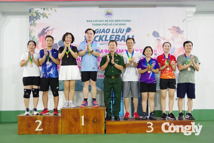 Giao lưu thi đấu pickleball giữa hội viên phụ nữ với cán bộ, chiến sĩ trong đơn vị.