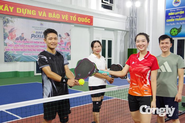 Đại tá Nguyễn Văn Tiến - Phó Chính uỷ Ban Chỉ huy BĐBP TP.HCM trao thưởng cho các cặp thi đấu thể thao.