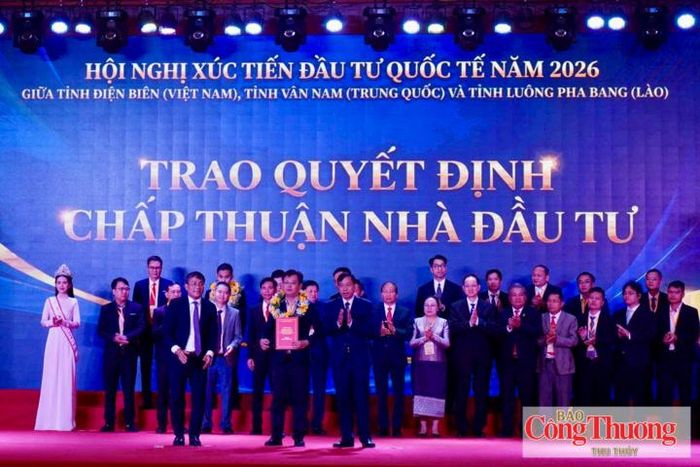 Chủ tịch UBND tỉnh Điện Biên Lê Văn Lương trao quyết định chấp thuận nhà đầu tư cho các nhà đầu tư.