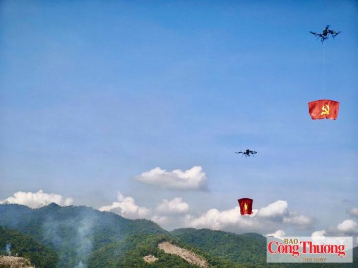 Hình ảnh lá cờ Đảng, cờ Tổ quốc bay trên bầu trời Điện Biên kết thúc thành công lễ diễn tập KVPT. 