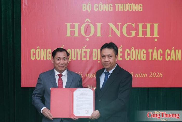 Thứ trưởng Bộ Công Thương Nguyễn Việt Sơn trao quyết định về công tác cán bộ đối với ông Nguyễn Đình Tùng