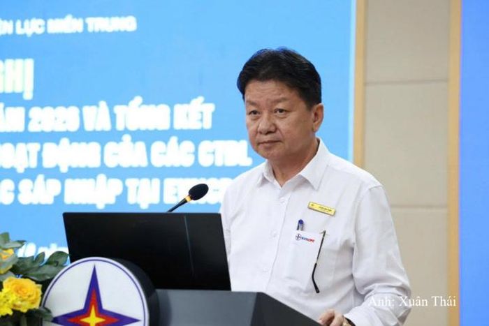 Đại diện Ban Tổ chức và Nhân sự báo cáo tình hình động của các Công ty Điện lực sau 1 năm sáp nhập