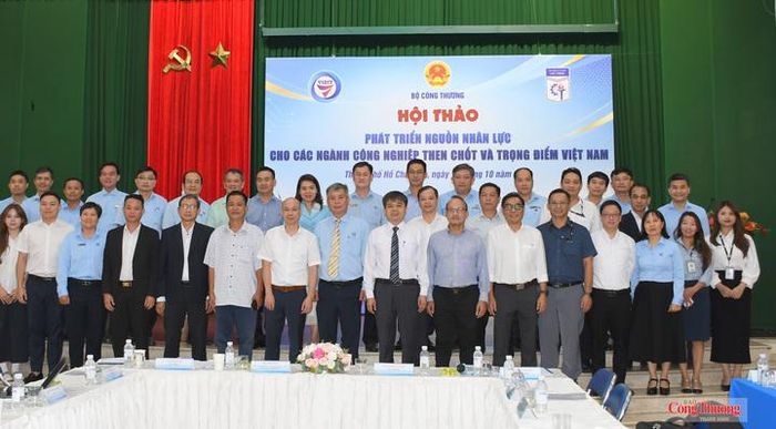 Các đại biểu tham dự hội thảo.