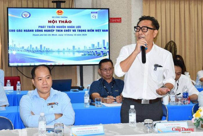 Đại biểu trao đổi và đóng góp ý kiến tại hội thảo.