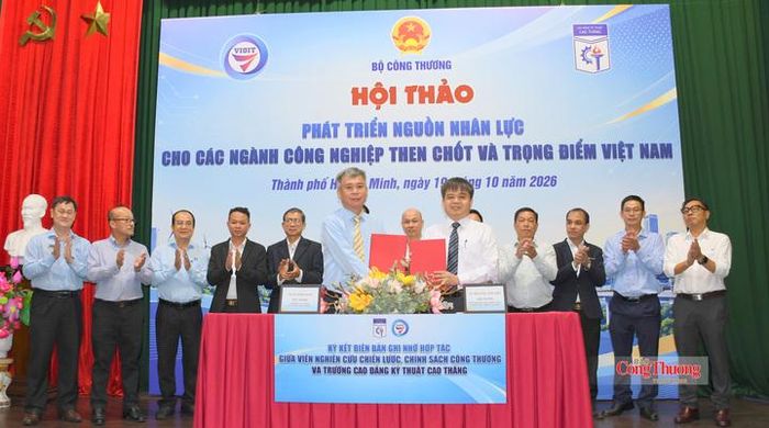 Lãnh đạo Viện Nghiên cứu Chiến lược, Chính sách Công Thương và Trường Cao đẳng Kỹ thuật Cao Thắng ký kết Biên bản ghi nhớ hợp tác về nghiên cứu chính sách, nghiên cứu ứng dụng, chuyển giao công nghệ và đào tạo nguồn nhân lực chất lượng cao.