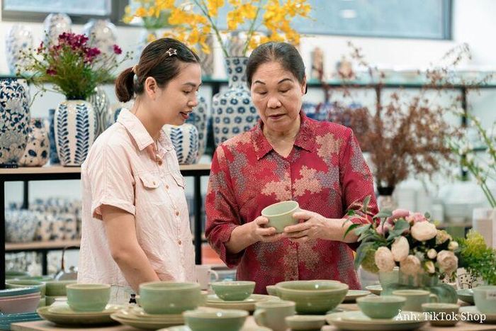 Nghệ nhân Hà Thị Vinh là một trong những nữ lãnh đạo tiêu biểu được TikTok Shop tôn vinh tại chiến dịch “Chủ Nữ 2026 - Nghĩ Lớn. Mở Lối"