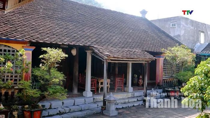 Ngôi nhà gỗ của gia đình cụ Lương Trọng Duệ, tại số 10, ngõ Trí có tuổi đời khoảng 200 năm.