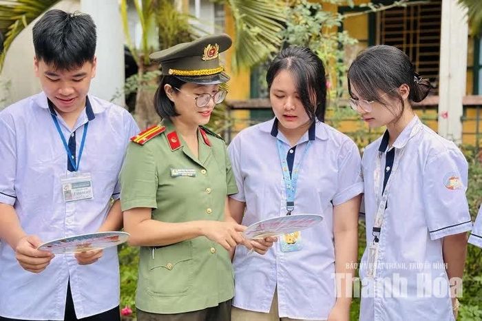 Phụ nữ Công an tỉnh Thanh Hóa tuyên truyền pháp luật về phòng, chống ma túy trong học đường.