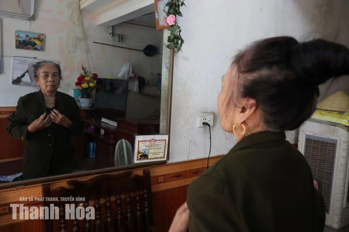 Bà Hoàng Thị Thá trong căn nhà nhỏ ở tổ dân phố Liên Hải, phường Hải Bình.