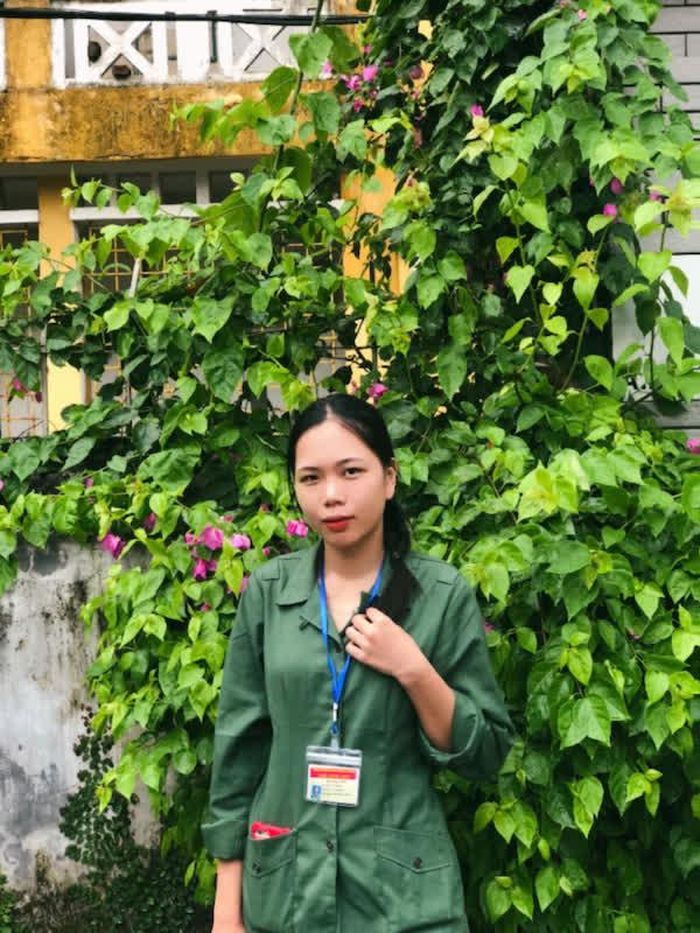 Thạc sĩ Lê Thị Thảo trong trang phục màu xanh áo lính, háo hức chờ ngày khám tuyển, mong sớm được khoác lên mình màu áo quân nhân.