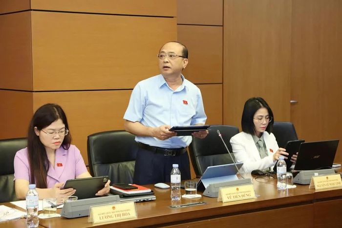 Đại biểu Vũ Tiến Dũng, Đoàn ĐBQH tỉnh Thanh Hóa thảo luận. Ảnh: An Nhiên