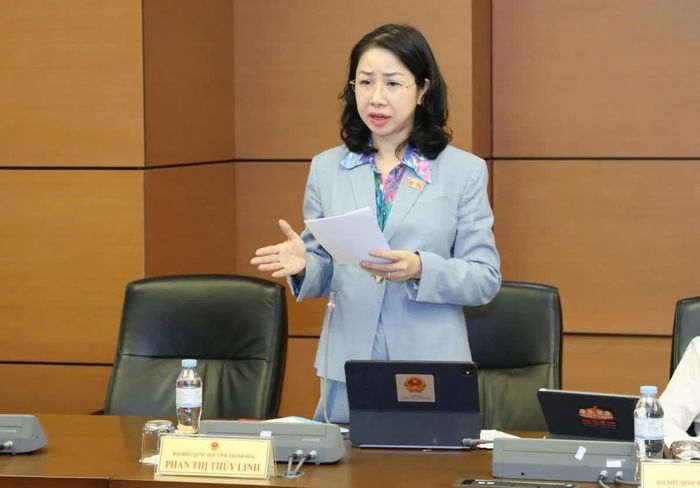 Đại biểu Phan Thị Thùy Linh, Đoàn ĐBQH tỉnh Thanh Hóa thảo luận. Ảnh: An Nhiên