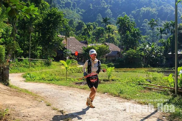 Không chỉ là cuộc đua sức bền, VJM còn đưa các VĐV đi qua những bản làng bình yên, cảm nhận vẻ đẹp văn hóa và cuộc sống mộc mạc nơi miền Tây xứ Thanh.
